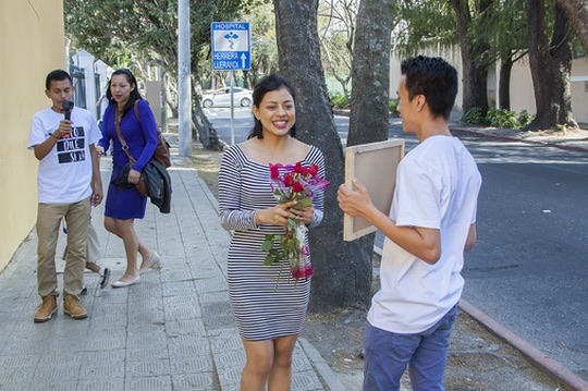 Yahaira con un ramo de rosas