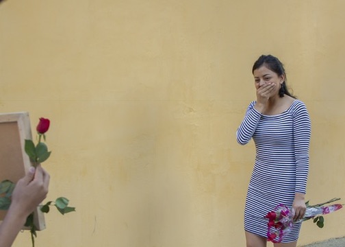 Yahaira emocionada frente al muro amarillo